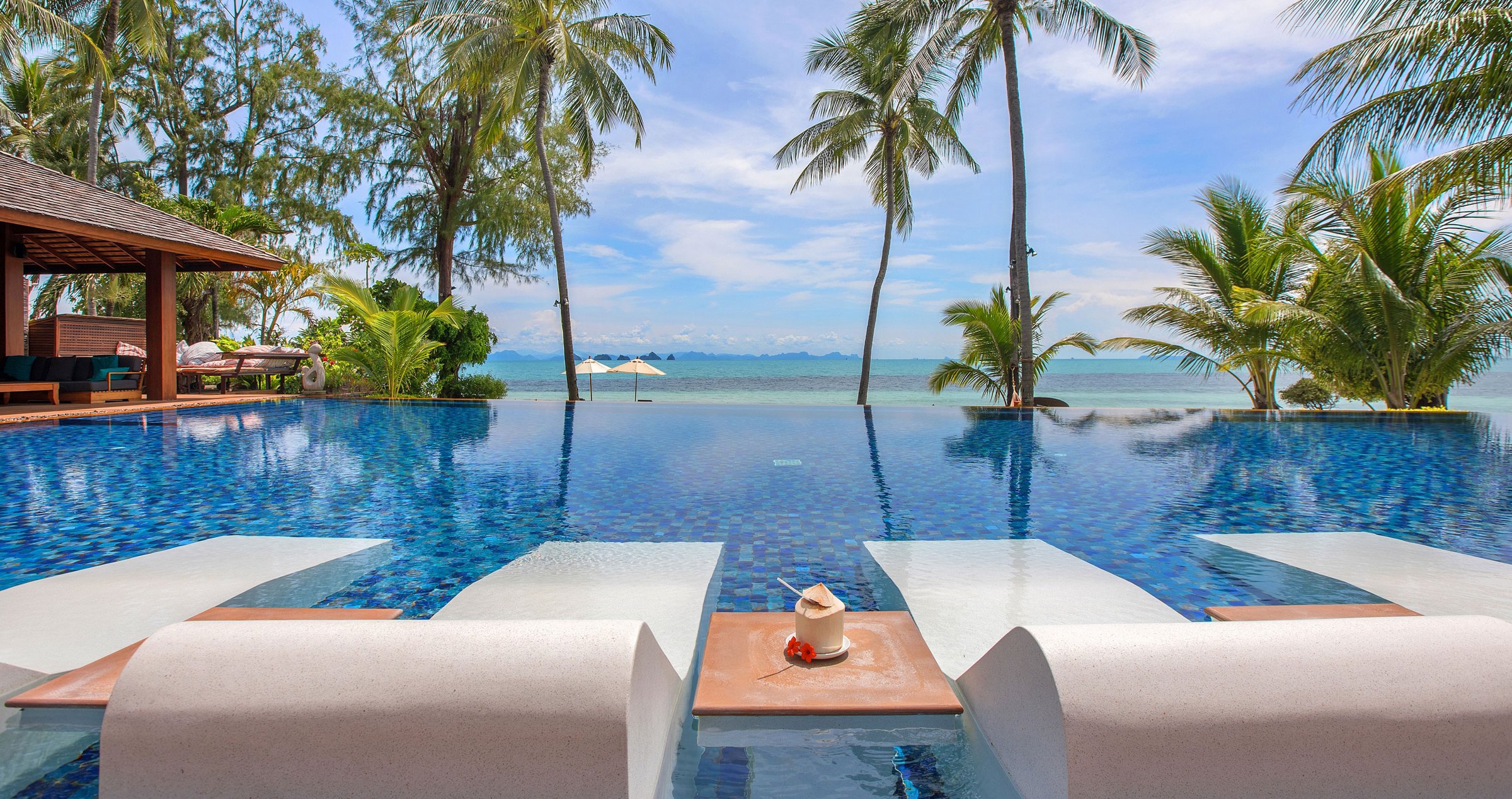 Infinity pool with pool bar